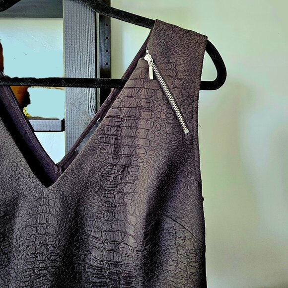 Trouve Sleeveless V-neck textured blouse top L - Picture 1 of 4